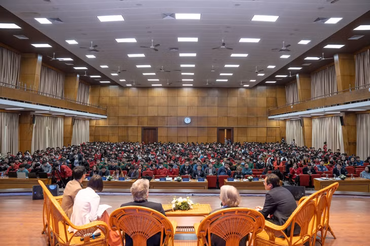 Gần 1.000 giảng viên, nhà nghiên cứu và sinh viên của Đại học Bách khoa Hà Nội dự buổi giao lưu cùng GS. Martin Green (Đại học New South Wales, Australia) và GS. Stanley Whittingham (Đại học Binghamton, Đại học Bang New York, Hoa Kỳ) trong khuôn khổ Tuần lễ Khoa học &amp; Công nghệ VinFuture 2023 vào tháng 12/2023.