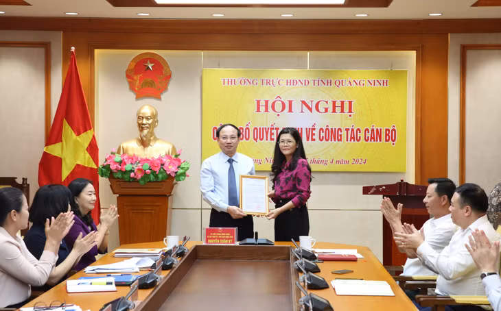 Đồng chí Nguyễn Xuân Ký, Bí thư Tỉnh ủy, Chủ tịch HĐND tỉnh, trao quyết định của HĐND tỉnh về việc tiếp nhận đồng chí Phạm Thị Hồng Hạnh giữ chức vụ Trưởng Ban Pháp chế HĐND tỉnh Quảng Ninh nhiệm kỳ 2021-2026.