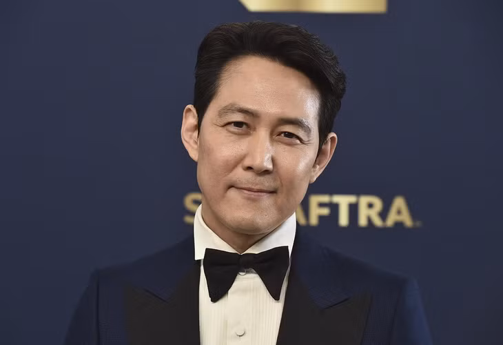 Tờ Sports Khan đưa tin diễn viên Lee Jung Jae được trả 1 tỷ won cho mỗi tập Squid Game mùa 2. Ảnh: YTN.