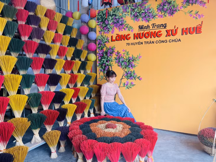 Làng hương Thủy Xuân cách thành phố Huế khoảng 7km, là địa điểm du lịch yêu thích của du khách.