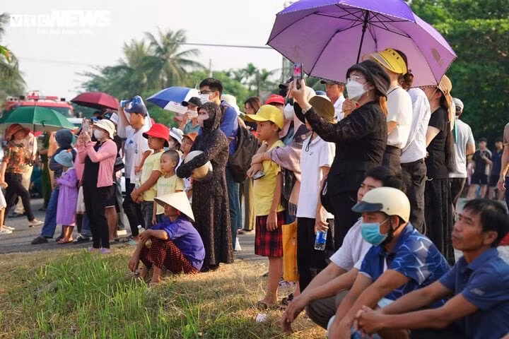 Người dân tìm về di tích Đôi bờ Hiền Lương - Bến Hải để tham gia lễ thượng cờ. (Ảnh: Nguyễn Luân)