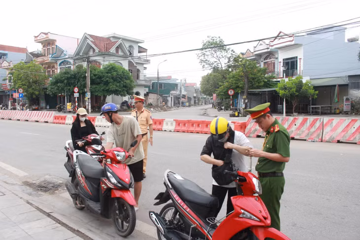 Công an huyện Đầm Hà kiểm tra hành chính người điều khiển phương tiện xe mô tô trên địa bàn.