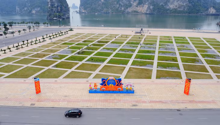 Khu vực Quảng trường 30/10 đang tiếp tục được cải tạo cảnh quan để trở thành địa điểm tổ chức nhiều hoạt động trong dịp hè cho người dân và du khách.