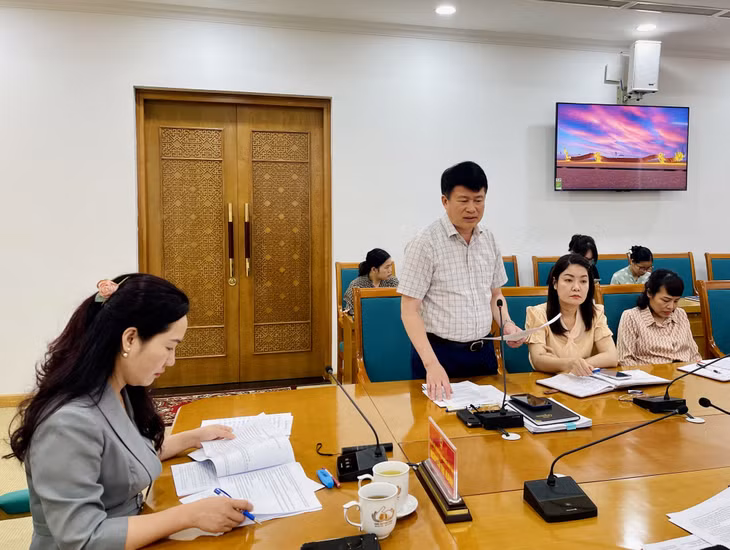 Đồng chí Nguyễn Ngọc Sơn, Phó Chủ tịch UBND TP Hạ Long, báo cáo tiến độ triển khai chương trình Carnaval Hạ Long 2024.