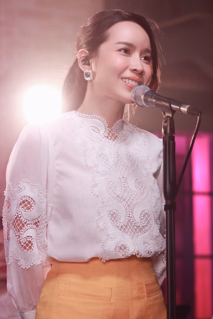 Ca sĩ Lưu Hương Giang .
