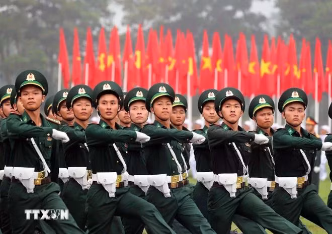 Khối sĩ quan biên phòng tham gia hợp luyện diễu binh, diễu hành trong Lễ kỷ niệm 70 năm Chiến thắng Điện Biên Phủ. (Ảnh: Trọng Đức/TTXVN)