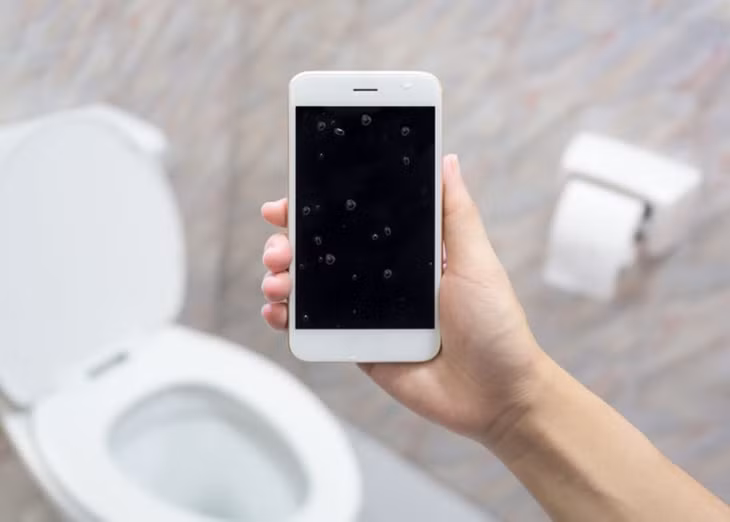 Sử dụng điện thoại trong nhà vệ sinh thực sự có thể ảnh hưởng đến cơ thể bạn. (Ảnh: ITN)