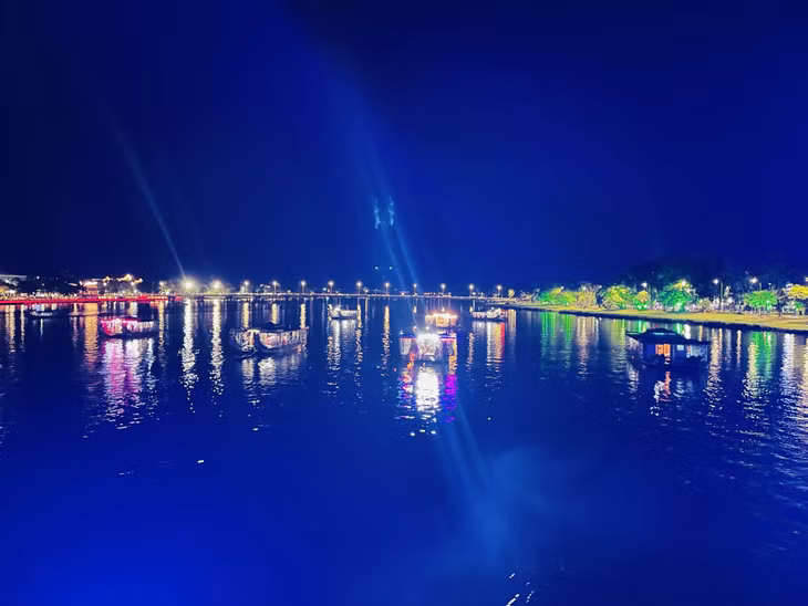 Dòng sông Hương thơ mộng, hiền hòa - một trong những thắng cảnh nổi bật của xứ Huế mộng mơ.