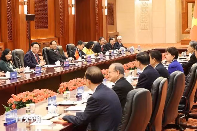 Chủ tịch Quốc hội Vương Đình Huệ hội đàm với Ủy viên trưởng Ủy ban Thường vụ Nhân đại toàn quốc Trung Quốc Triệu Lạc Tế. (Ảnh: Nhan Sáng/TTXVN)