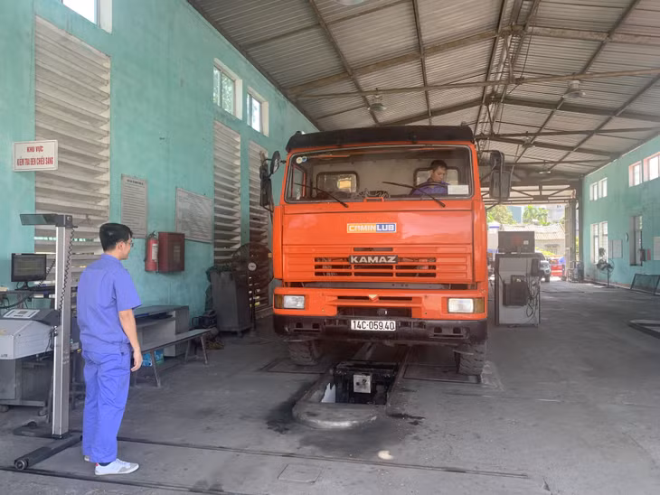 Cán bộ Công ty CP đăng kiểm cơ giới đường bộ Quảng Ninh thực hiện các thao tác đăng kiểm phương tiện theo đúng quy định.