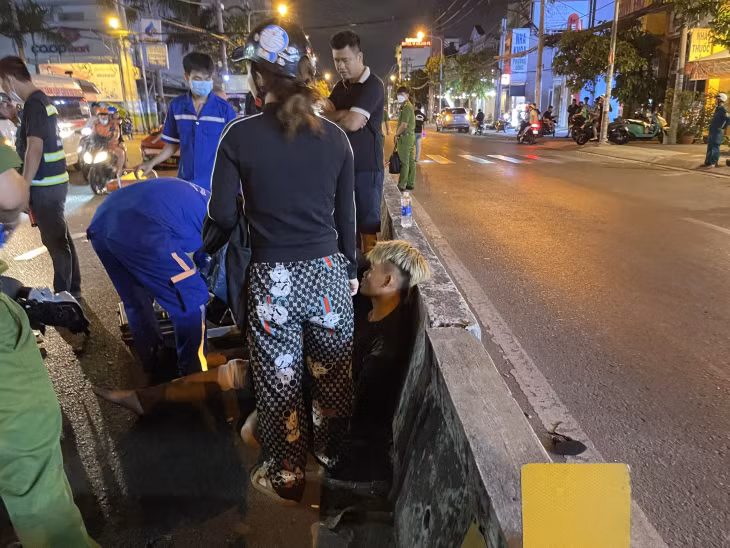 Sau cú va chạm, hai thanh niên chỉ bị trầy xước nhẹ còn người phụ nữ bị đa chấn thương, được đưa đi cấp cứu.