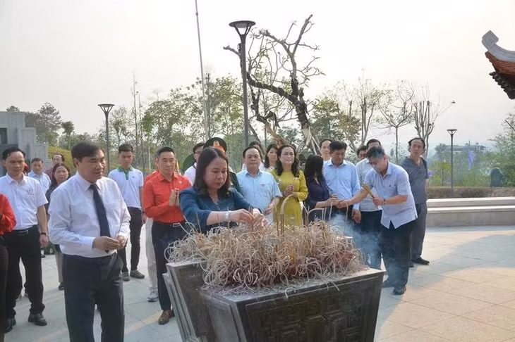Đồng chí Võ Thị Ánh Xuân cùng các đồng chí lãnh đạo tỉnh Điện Biên dâng hương viếng anh hùng, liệt sĩ tại Đền thờ liệt sĩ Điện Biên Phủ trên đồi F.