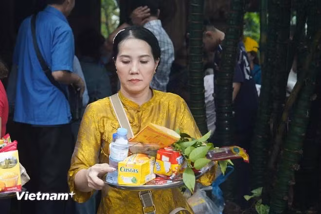 Người dân sửa soạn lễ vật để dâng cúng các vị Vua Hùng. (Ảnh: Việt Anh/Vietnam+)