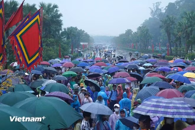Dù trời có mưa nhưng dòng người đổ về sân Trung tâm Lễ hội Đền Hùng càng lúc càng đông. (Ảnh: Việt Anh/Vietnam+)