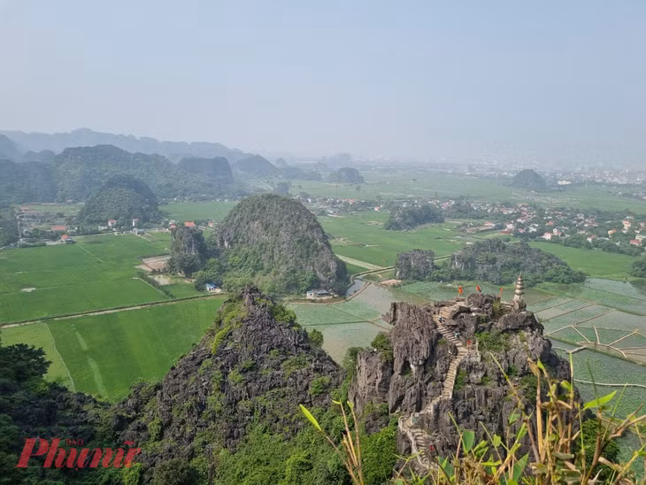 Đến Ninh Bình, bạn còn được thoả sức chinh phục núi Ngọa Long, hang Múa để phóng tầm mắt bao quát ngắm cảnh sắc
