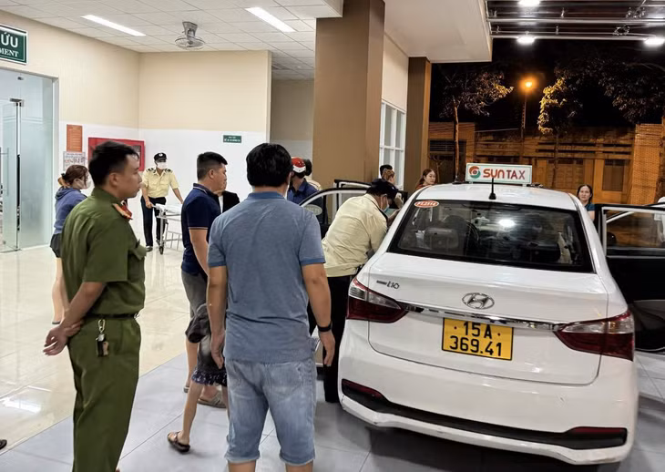 Xe đưa 2 cha con đến bệnh viện cấp cứu sau khi bị đâm. Ảnh: Duy Tuấn