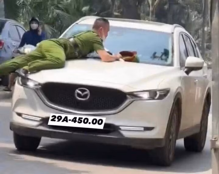 Tài xế hất cán bộ Công an huyện Thanh Trì lên nắp capo.