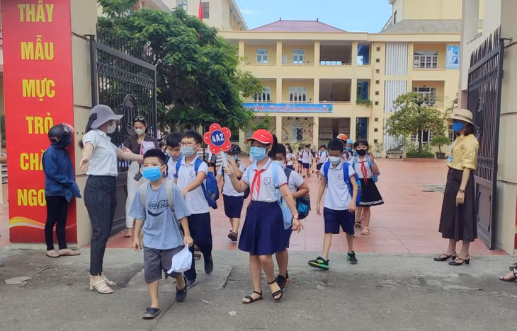 Các thầy cô giáo Trường Tiểu học Lê Hồng Phong hướng dẫn các em học sinh ra về đảm bảo hàng lối trật tự, tiếp tục thực hiện nghiêm các yêu cầu trong công tác phòng chống dịch.