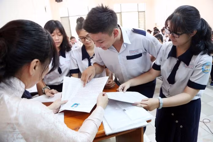 Các thí sinh đạt 27 điểm và 3 thí sinh (tổng 3 môn, chưa tính điểm ưu tiên) đạt 28 điểm trở lên nhưng không trúng tuyển nguyện vọng xét tuyển nào đang được các trường xem xét tuyển bổ sung. Ảnh minh họa
