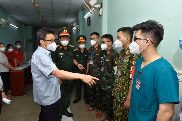 Thăm Trạm y tế lưu động phường 5, quận Gò Vấp, tối 27/8, Phó Thủ tướng Vũ Đức Đam nhấn mạnh không có sự phân biệt quân y hay dân y ở các trạm y tế lưu động. Theo quy định, lực lượng quân y khi làm nhiệm vụ phải mặc quân phục nhưng trên hết đây đều là những y, bác sĩ luôn làm hết mình để chăm sóc, bảo vệ sức khoẻ cho người dân. Ảnh: VGP/Đình Nam Thăm Trạm y tế lưu động phường 5, quận Gò Vấp, tối 27/8, Phó Thủ tướng Vũ Đức Đam nhấn mạnh không có sự phân biệt quân y hay dân y ở các trạm y tế lưu động. Theo quy định, lực lượng quân y khi làm nhiệm vụ phải mặc quân phục nhưng trên hết đây đều là những y, bác sĩ luôn làm hết mình để chăm sóc, bảo vệ sức khoẻ cho người dân. Ảnh: VGP/Đình Nam