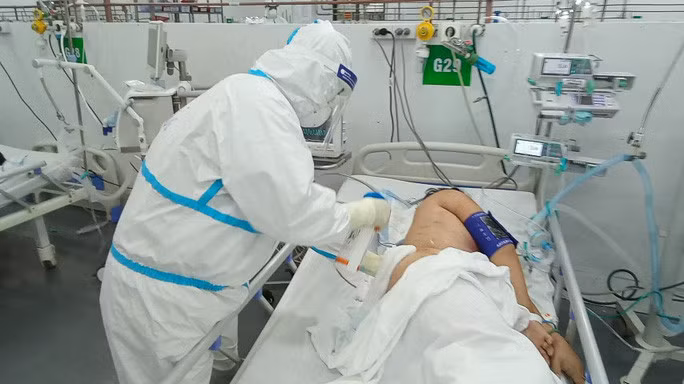 Gần 6.500 ca COVID-19 nặng đang điều trị tại các cơ sở y tế