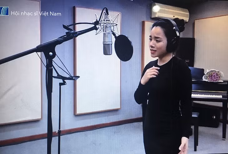 Ca sĩ Bùi Trang thể hiện ca khúc “Mẹ ơi con sẽ về” (nhạc: Đỗ Hồng Quân, thơ: Nguyễn Hồng Vinh) trong chương trình “Tiếng hát át Covid”.