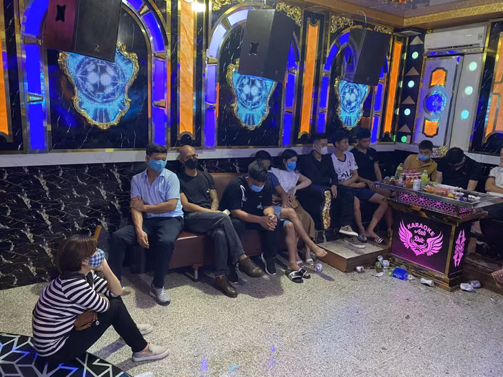 Nhiều người vi phạm quy định phòng, chống dịch Covid-19 tại cơ sở karaoke Anh Đức, tại tổ 113, khu 8B, phường Cẩm Phú.