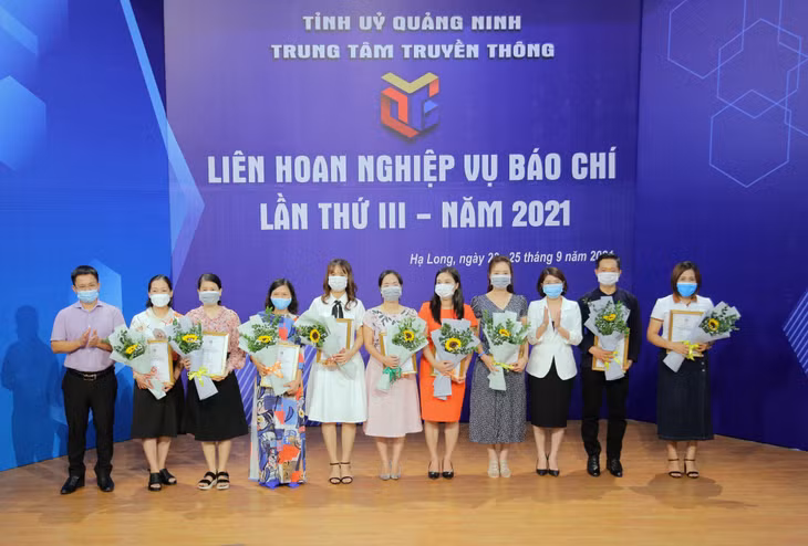 Ban Tổ chức Liên hoan trao giải cho các tác giả, nhóm tác giả đoạt giải Bạc.
