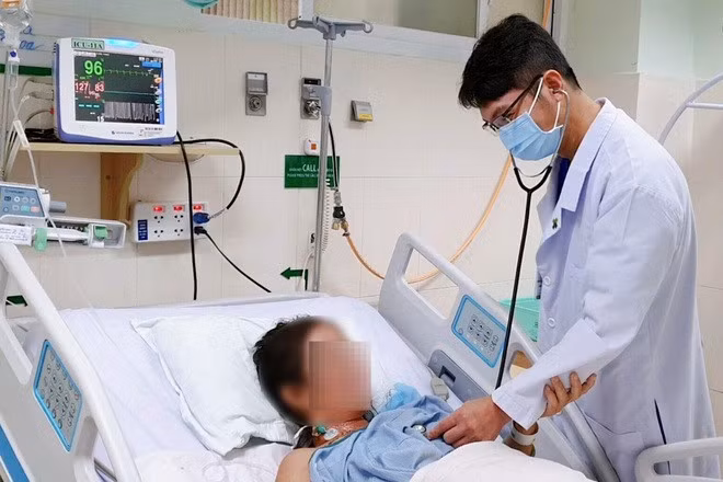 Bệnh nhân phải nhập viện cấp cứu trong tình trạng hôn mê sâu do uống "thuốc" ngừa Covid-19 bằng gừng, sả, cây, cỏ...