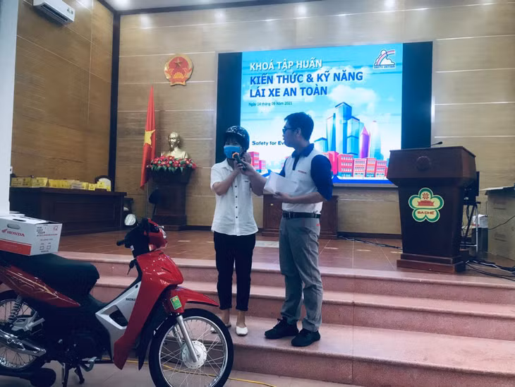 Kỹ thuật viên Công ty TNHH Honda Chi nhánh Quảng Ninh hướng dẫn người dân đội MBH đúng cách, điều khiển xe mô tô an toàn.