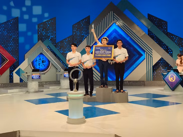 Em Bùi Đức Đăng, lớp 12 Tin, học sinh Trường THPT Chuyên Hạ Long vừa xuất sắc giành vòng nguyệt quế trong cuộc thi tháng 3, Quý 4 của Đường lên đỉnh Olympia. Ảnh: Nhà trường cung cấp