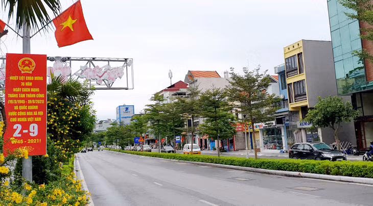 Ngày 2/9 hàng năm các tuyến đường trên địa tỉnh đều đông đúc người và xe cộ. Nhưng năm nay trước diễn biến phức tạp của dịch bệnh, mọi người tuân thủ nghiêm quy định về phòng dịch vì vậy mà trên các tuyến đường rất ít phương tiện đi lại.