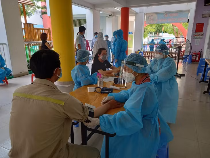Một trong năm chỉ số đánh giá là 80% người trên 50 tuổi được tiêm đủ liều vaccine Covid-19.