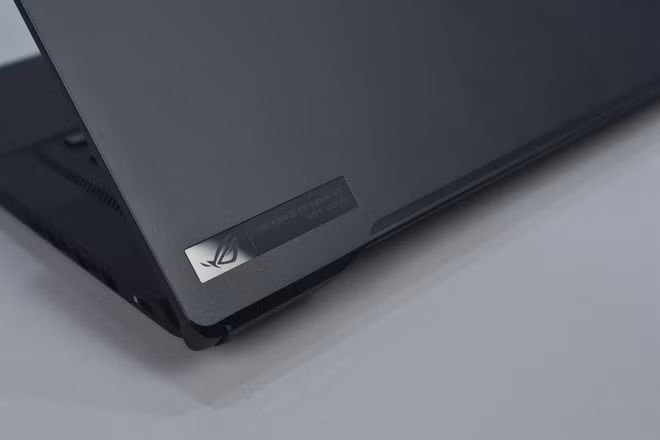 Cận cảnh ASUS ROG Zephyrus M16: Thiết kế mỏng nhẹ, cấu hình cực khủng với Intel Core i9 thế hệ 11 cùng GPU RTX 3070, giá 71.99 triệu đồng - Ảnh 1.