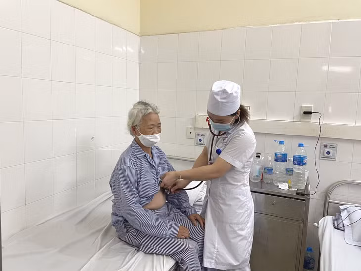 Chăm sóc sức khoẻ cho bệnh nhân cao tuổi tại Khoa Nội tim mạch (Bệnh viện Đa khoa tỉnh).