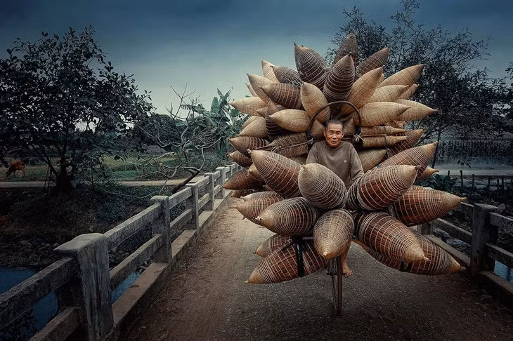 Hình ảnh người bán đó tại làng Tất Viên (Hưng Yên) được khắc họa chân thật trong tác phẩm của nhiếp ảnh gia Lý Hoàng Long. Nghề đan đó ở làng Tất Viên đã được truyền qua nhiều đời trong suốt 200 năm. Ngày nay, vật dụng làm bằng tre, nứa này không chỉ là công cụ lao động mà còn xuất hiện như đồ trang trí trong các nhà hàng, khách sạn.