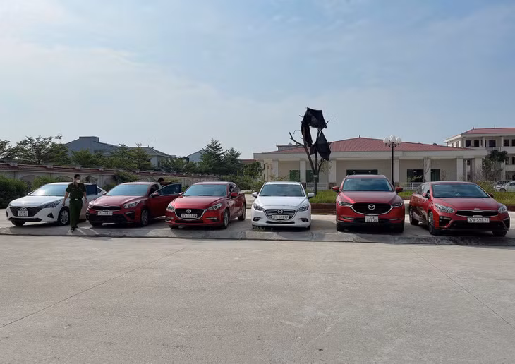 Số giấy tờ giả và 6 chiếc ô tô bị lực lượng chức năng phát hiện.