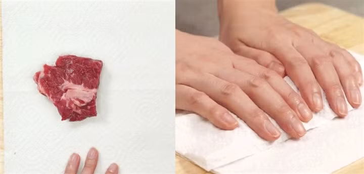 Tiếp theo, bạn đặt miếng thịt lên tấm màng bọc thực phẩm rồi dùng chổi quét dầu ăn hoặc dầu oliu lên miếng thịt bò. Dầu ăn có tác dụng duy trì độ ẩm cho thịt bò, để thị không bị cứng trong quá trình bảo quản. Dầu cũng có tác dụng kháng khuẩn nhất định.