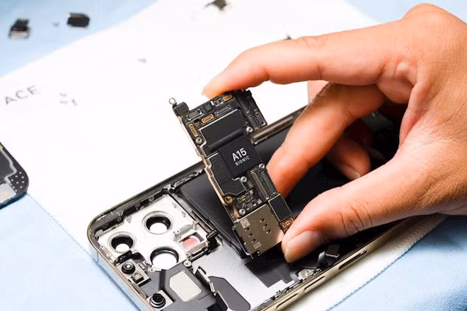 Hình ảnh mổ bụng chiếc iPhone 13 Pro Max đầu tiên tại Việt Nam, bên trong chiếc smartphone xịn xò này có gì? - Ảnh 7.