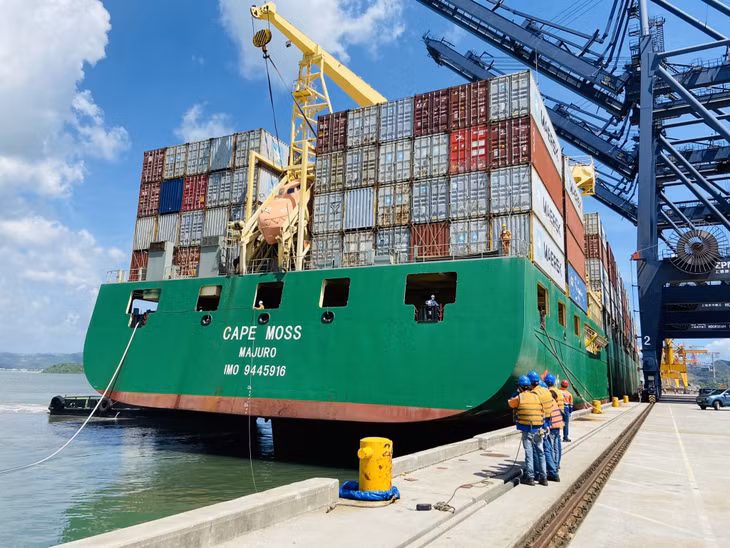 Vào 13h00’, tàu Cape Moss đã cập an toàn vào Cảng container quốc tế Cái Lân.