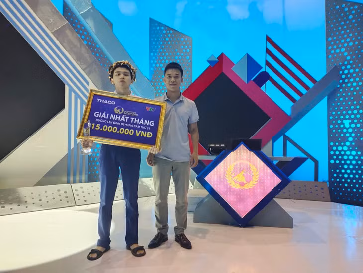 Thầy Vũ Trường Xuân chụp ảnh lưu niệm cùng em Bùi Đức Đăng, Trường THPT Chuyên Hạ Long, sau khi em chiến thắng cuộc thi tháng.
