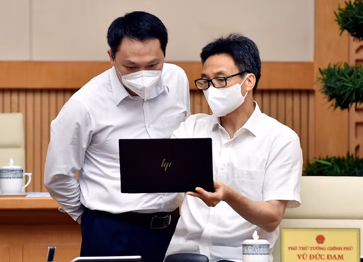Phó Thủ tướng Vũ Đức Đam trao đổi với lãnh đạo Bộ Thông tin và Truyền thông về các giải pháp ứng dụng công nghệ trong phòng chống dịch - Ảnh: VGP/Nhật Bắc Phó Thủ tướng Vũ Đức Đam trao đổi với lãnh đạo Bộ Thông tin và Truyền thông về các giải pháp ứng dụng công nghệ trong phòng chống dịch - Ảnh: VGP/Nhật Bắc