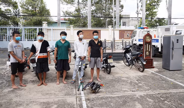 Các đối tượng bị bắt giữ cùng tang vật.