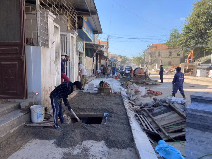 Phần vỉa hè hiện đã được đơn vị thi công hoàn thành khoảng 60% khối lượng.