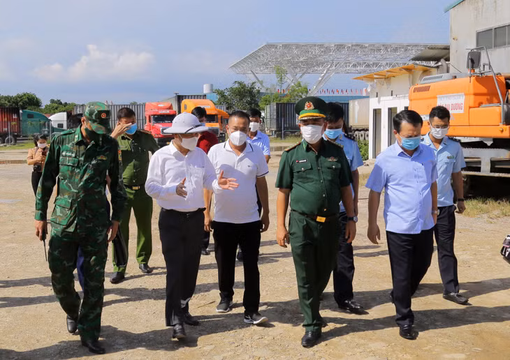 Phó Chủ tịch UBND tỉnh Bùi Văn Khắng cùng đại diện lãnh đạo các sở, ngành liên quan kiểm tra khu vực trung chuyển hàng hóa của Công ty CP XNK Quốc tế Tân Đại Dương.