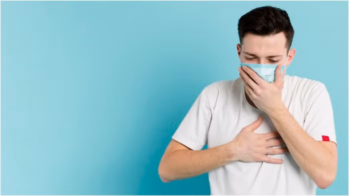 Ho liên tục kéo dài, những cơn ho bất thường có thể là dấu hiệu cảnh báo Covid-19 (Ảnh: Internet)