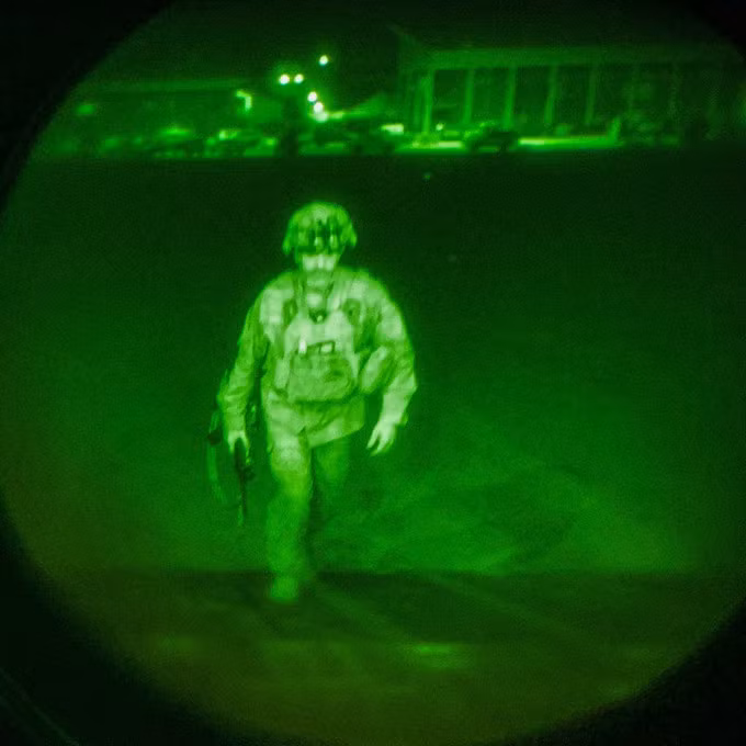 Thiếu tướng Christopher Donahue bước lên vận tải cơ C-17 rời khỏi sân bay Kabul, Afghanistan ngày 30/8. Ảnh: USCENTCOM.