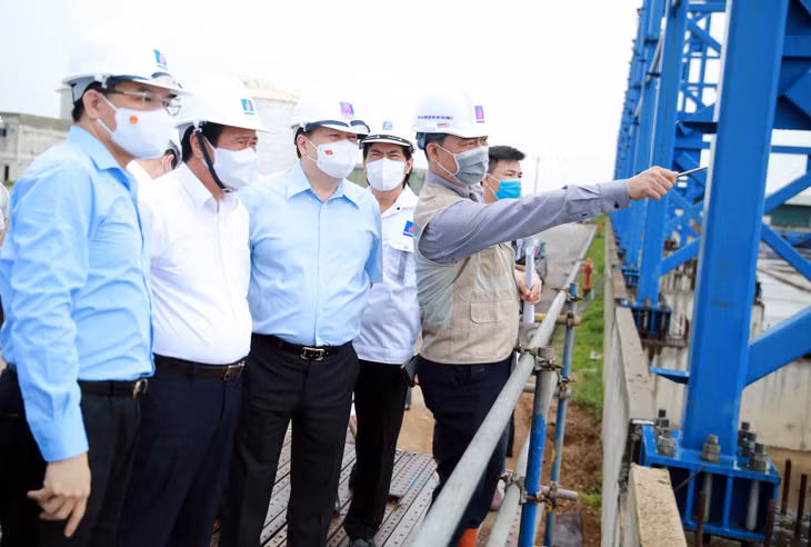 Phó Thủ tướng Lê Văn Thành thị sát thi công hệ thống băng tải than - Ảnh VGP/Đức Tuân