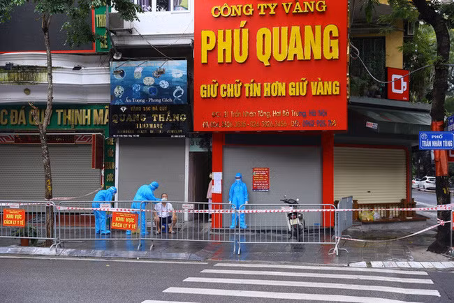 Lực lượng y tế phường Nguyễn Du lấy mẫu xét nghiệm cho người dân trong ngõ 21 Trần Nhân Tông.