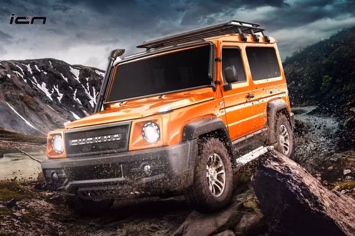 Force Gurkha có vòm bánh dày và đường ray bên hông. Mẫu SUv này được trang bị bánh xe thép 16 inch. Có một huy hiệu 4x4x4 ở bên cạnh, biểu thị khả năng vượt mọi địa hình và mọi thời tiết của Force Gurkha mới.